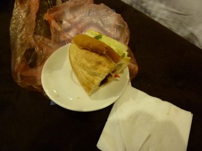 子供たちはもう疲れたから、外に行きたくないというので、ルームサービスを頼むこと。<br />夫は、それじゃつまらないからと、ホテルの横のバインミー屋さんに買い出しに。