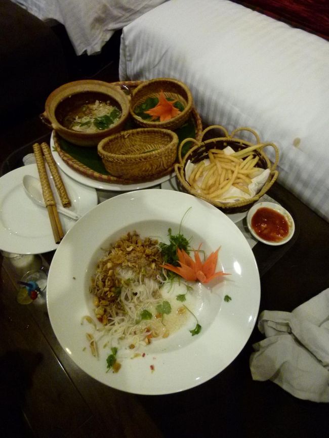 子供たちは、ＴＶを見ながら、いつの間にか寝てしまって、<br />ルームサービス、バインミーも口にできず。<br />量が多すぎて、大人ふたりでも食べきれず。<br />私も疲れていたので、ビールが回って、すぐに寝てしまい、旅行１日目の夜は早かった。