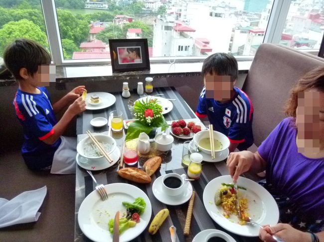 高温多湿のハノイの夏。<br />シャワーの際についでに洗濯した下着は一晩かかってももちろん乾くはずもなく。<br />物価も安いときたものなので、<br />ちょっと贅沢して、１日目に着た服をランドリーサービスに依頼。<br />そして、<br />今日から、１泊のハロン湾クルーズだ。<br />