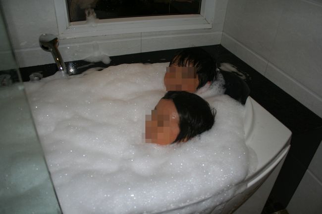 私は乗り物酔いの影響で首がこりこりだったから、<br />チェックインの際にホテルのスパでマッサージを予約していたので、とりあえず街の探索はここまでにして、ホテルに戻る。<br /> <br />ホテルのスパは「ＺＥＮ　Ｓｐａ」の系列。<br />スタンダードなコースを依頼。。<br />スパに行くとまず冷たいおしぼりとハーブティー、ドライフルーツを出してくれた。<br />ドライフルーツは「蓮の実」の砂糖漬け。<br />美味しかった。<br />そして、簡単な問診の後、施術に入ります。<br />オイルマッサージとハーブの温湿布のようなコース。<br />うん、とても気持ち良かった。<br /> <br />東南アジアのリゾートに行った際には必ずスパを楽しむが、<br />歴代２番目に気持ち良かった。<br />ちなみに１位は、タイのプーケットのやっすいホテルのプール横で営業していたおばちゃんのマッサージ。<br />プールサイドにシートを広げてその上でのマッサージ。<br />オイルはサンオイルだったよ。<br />でも、あれは最高だった。<br />ゴットハンドの持ち主。<br /> <br />っと、話はそれてしまいましたが、とにかく良かった。<br />首のこりもとれた～～！<br /><br />子供たちも部屋でリラックスしていた様ｗｗ