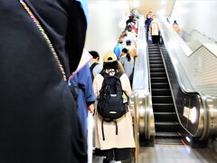 まずはＪＲで京都駅まで行き、地下鉄に乗り換え蹴上駅へ。
地下鉄は満員で、蹴上駅では多くの花見客が列をなしていました。
写真は蹴上駅の出口へ向かうエスカレーターです。