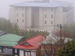 今回の宿は、宮ノ下の富士屋ホテル。
7時起床。カーテンを開ける。濃霧と雨。。。霞むエクシブ箱根離宮。