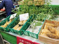 錦市場を通りかかると、、、もう筍の季節ねっ。
今年も長岡のほうに、買いに行くつもり、、、
