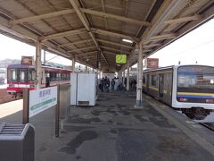 向かいのホームに停まっている鹿島臨海鉄道の列車に乗り換える。
鹿島線と鹿島臨海鉄道の境界は次の鹿島サッカースタジアム駅だが、実質的にはここが乗換駅である。