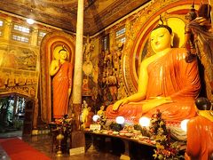 「ガンガラーマ寺院」
ベイラ湖の東側にある大きな仏教寺院です。こちらのお寺は夜７時でも地元の参拝の方々でにぎわっていました。
