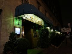 ディナーはCorrigan's Mayfair。ここ５年ぐらいの中では一番のお気に入り。

メニューを見ながら、一口コロッケとかマッシュルームのパイなどの一口前菜盛り合わせと、ソービニオンブランをグラスで。
注文は、生牡蠣ロックオイスターを２個だけ、燻製した魚とブラックプティングとりんごのソース、カレイのトリュフのクリームソース。途中からワインをグリューナーフェルトリーナをグラスで。
デザートはカスタードのトルテとトカイをグラスで。

今回もとてもおいしく過ごせました。