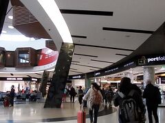 11時15分、リスボン空港到着！
スペイン・ポルトガル間は時差が１時間ありますので、
約２時間弱のフライトでした。

時計を１時間もどす事になるのですが、
ちょっと得した感じがするかも！