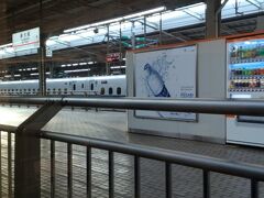 新大阪駅に到着しました。いつもならここから乗車しますが、今回は久しぶりに到着する車窓を見た気がします。