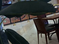 アスワン空港は最初に金属検査、チェックインカウンター、手荷物検査場(靴を脱ぎ、触ってチェックまでされる、の流れで、ゲート毎チェックではない
今回も水はスルー

こっちはラウンジがない・・・
時間が1時間以上あるのに・・・

小さい空港

手荷物検査場を通過後の制限エリアにはジュエリーショップとカフェ、お土産屋がある

Wi-Fiはなし