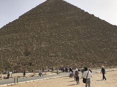 第1は入場料200￡E
クフ王
中腰で斜めの場所を進んだりするので、滑りにくい靴で、荷物は少なく
内部は撮影禁止
中暑い
頂上の鉄棒は元の高さ