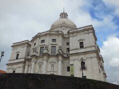 さて、アパートの件が全て上手くいったあとは、
本日の目的の場所へ、タクシーで向かいます。

バルセロナから午前中の便を利用して早い時間にリスボンへ着いた目的は、
アルファマ地区で開催されている「どろぼう市」。
毎週、火・土曜日に開かれているそうです。

今日は、火曜日、
フリマ大好き族なので、それは行かなきゃ、です！

場所は、この「サンタ・エングラシア教会」近くのサンタ・クララ広場です