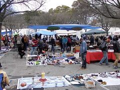 タクシーのドライバーさんも言ってましたが、
「ウ～ん、あんまり良いものはないよ。安物が多いけど、時々掘り出し物があるね」って感じの「どろぼう市」

ほんと、骨董市というよりは、フリーマーケットです。

でも、かなり広いスペースで開かれていました。
