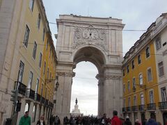 一旦アパートで休憩したあと、まだ日も明るいので、一番の繁華街バイシャ地区を歩く事に…。
頑張りま～す！

まずは勝利のアーチからつづくアウグスタ通りへ…。