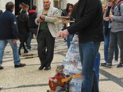 さすがに観光客だらけ・・・。
大道芸人も、います。