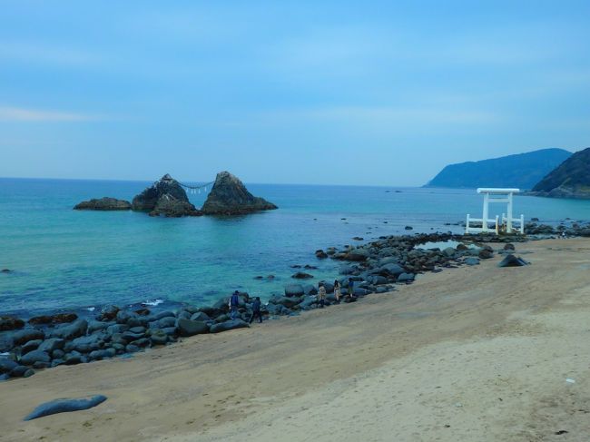 糸島へ移動します。<br />夫婦岩です。