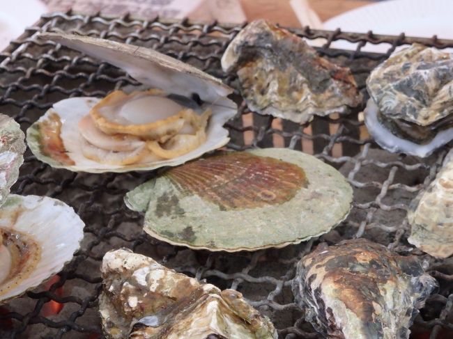 ホタテもオーダーして、醤油をかけて！<br />あとネギトロ丼もオーダー！