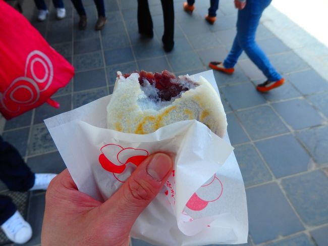 梅が枝餅を食べます。<br />やっぱり有名ですからね