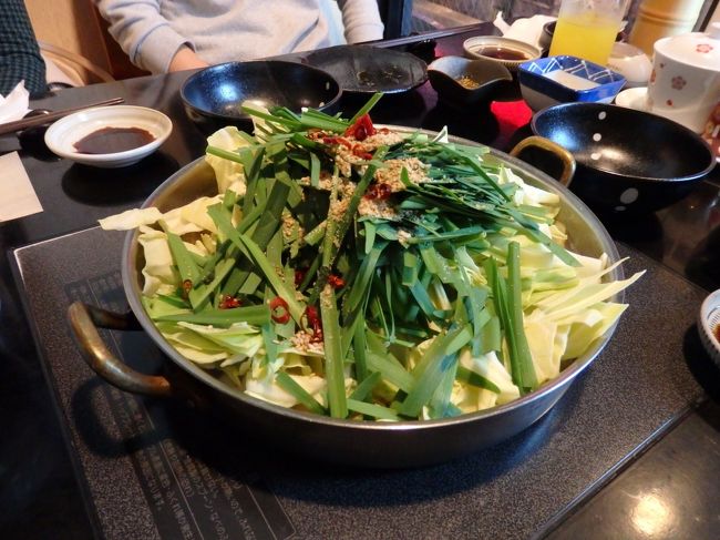 ラーメンからのもつ鍋を食べに【笑樂】へ。<br />これが本日の夕飯です。<br /><br />ラーメンを食べているのに追加を何回かしました～