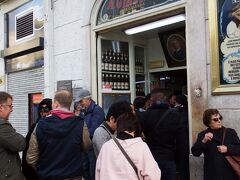 ロシオ広場奥の人だかりは、これまた有名なお酒「ジンジーニャ」の立ち飲み屋さん。
さっそく皆で１杯づつ頂きました。１杯１ユーロです。