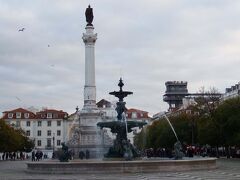 アウグスタ通りを登りつめてロシオ広場に出ました。
中央の円柱の頂きには、初代ブラジル国王となったドン・ペドロ４世のブロンズ像が広場を見下ろしています。

遠方右手に見えるは、有名な「サンタ・ジェスタのエレベーター」