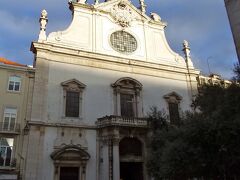 ジンジーニャの立ち飲み屋さんの奥にひっそりと立つのは、
サン・ドミンゴス教会です。