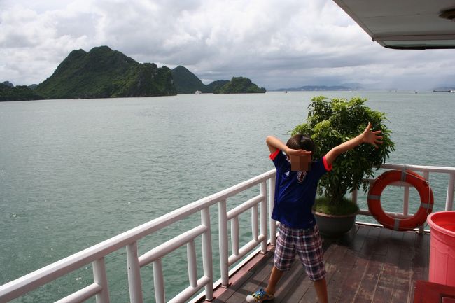 チェック・イン後、ランチをとって、<br />船内探検。