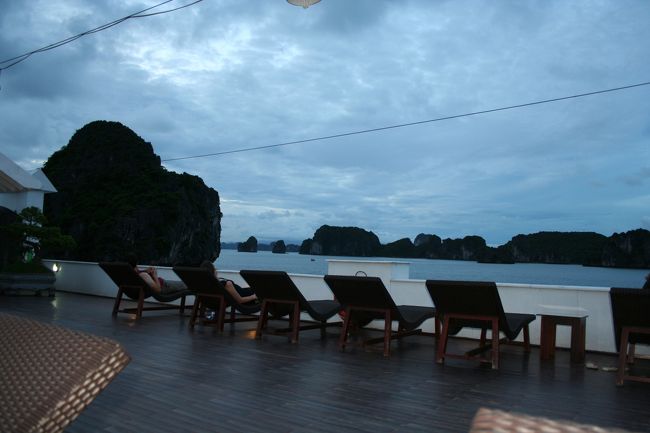 ツアーから戻って、シャワーを浴びて、夕食までの時間は、<br />大人はカクテル、<br />子供はシントーを片手にのんびりサンデッキで過ごした。<br /><br />