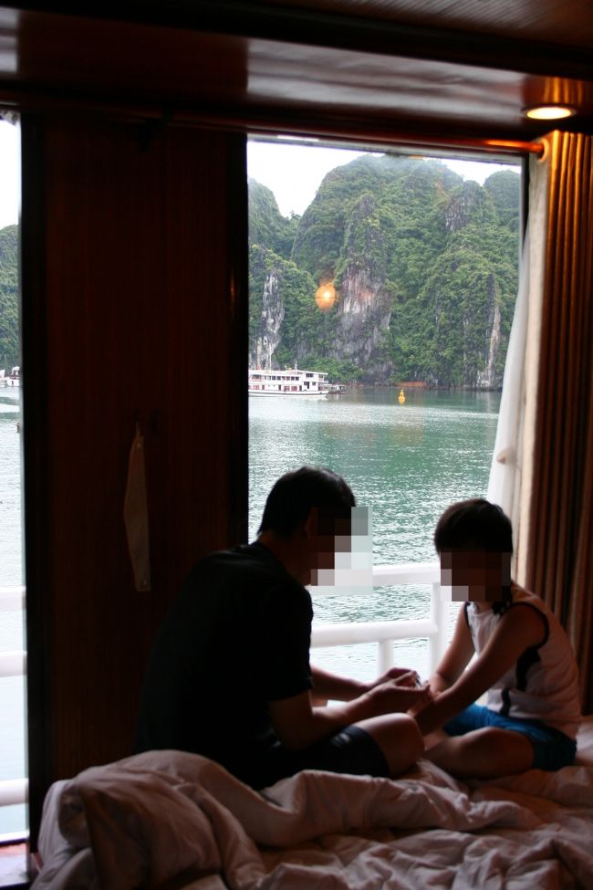 息子Ａも。<br /><br />でも、昨日、何もしていなかったので、部屋中、すごいことに。<br />私はチェックアウトまでにパッキングをしないといけないので、必死だった。<br /><br />私は今回でクルーズは３回目だったので、クルーズにはその日のスケジュールのプログラムが配られることを知っていたのだが、<br />経験のない夫は確認もせずに、<br />午前中の「ベトナム料理クッキング」も昨夜の「イカ釣り」に続いて、ミス。<br /><br />貧乏性の私は、爪なんて切ってた場合じゃなかっただろうーーー！とがっかり。