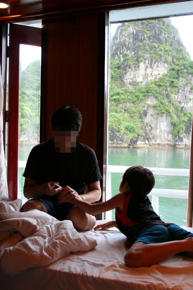 軽めの朝食をとって、部屋でのんびり。<br />世界遺産の中で、爪を切る親子。