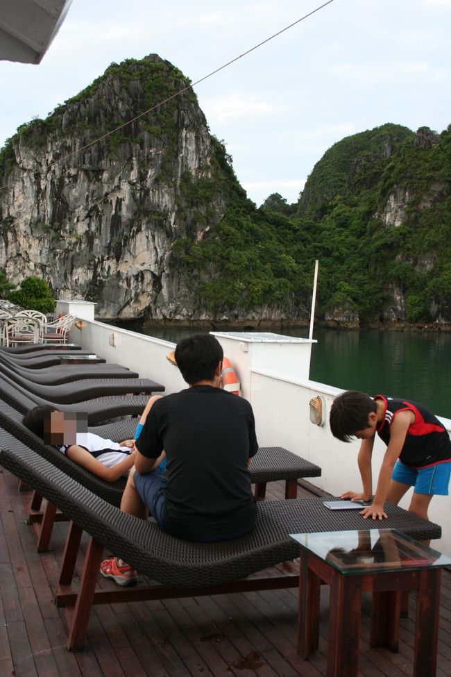 朝、起きたら、体調はすっかり回復。<br /><br />船内にＷｉｆｉが飛んでいるが、電波がかなり弱いため、部屋ではキャッチできず。<br />でも、デッキではどうにか繋がっていたので、のんびりネットチェック。