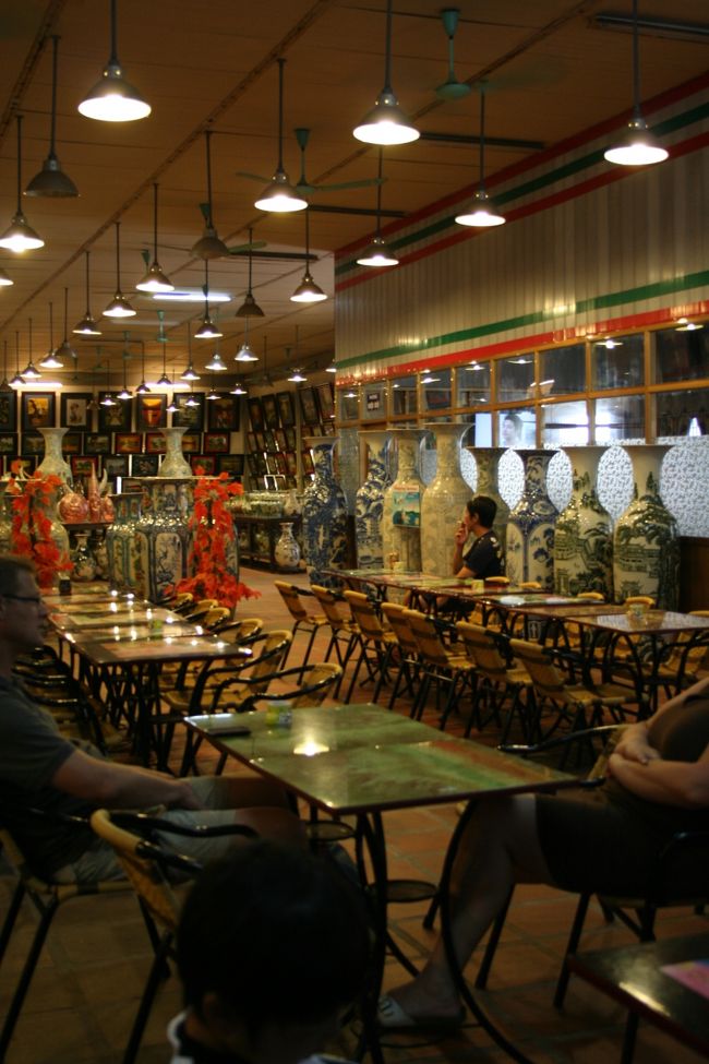 帰りもお土産屋で休憩をとって、４時間かけてハノイへ戻った。<br />はい、壺も要りませんからｗ<br /><br />でも、帰りのお土産屋はカフェがあって、フルーツジュースを飲みながら、時間を潰せたのはまぁ、良かった。<br /><br />ハロン湾クルーズ。<br />やはり想像していた通り、<br />ハノイから往復８時間もかけて出かけたわりには、私にとってはあんまり楽しめる内容じゃなかったな。<br />島での海水浴よりも、海の真ん中で船をとめて、デッキから直接海に飛び込んで泳いだり、とか、もっとクルーズを活かしながら、アクティブに楽しみたかったなぁ。<br /><br />そもそも海が綺麗じゃないし、<br />しかも台風一過後で、天気も悪かったで、余計にどんよりした雰囲気だったしなぁーーーーー。<br />晴れていて、イカ釣りベトナム料理クッキングが楽しめたら、もっと印象が違ったかも（まだ、夫を恨んでいる）。<br /><br />でも、子供たちにとって、初めてのお泊りクルーズだったからか、<br />とても楽しかったらしく、<br />突然思い出して、「また、クルーズしたいーー！」と言い出したりしている。<br /><br />クルーズ料金：ＵＳＤ５０７．５<br />ハノイからの送迎（プライベート車）：ＵＳＤ１５０<br />（２０１４．７月予約）<br />