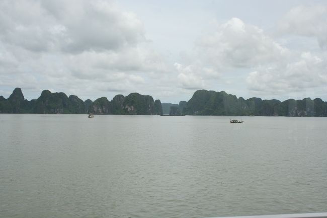 ブランチをとりながら、ハーバーを目指す。<br /><br />今までいた奇石群を望む。