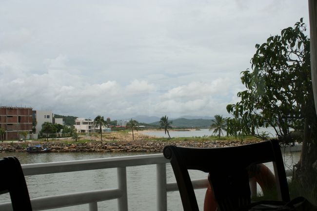 ハーバーの近くは、ちょっとリゾートっぽい雰囲気。<br /><br />最後に支払いをして、下船。<br />Ｔｉｐは専用の箱に入れるシステムだったので、<br />現金を先に用意しておく必要があった。<br /><br />料金に加算してＣａｒｄで支払うつもりだったから、ちょっと焦った。