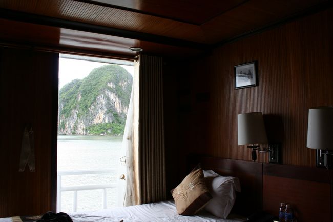 利用した部屋からハロン湾を望む。