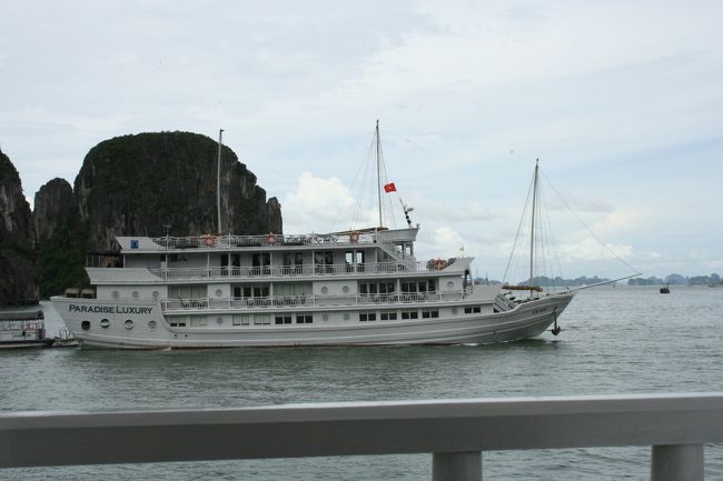 あ、Ｐａｒａｄａｉｓｅ　Ｌｕｘｕｒｙだ！<br />あちらの船は、ハイクラス。