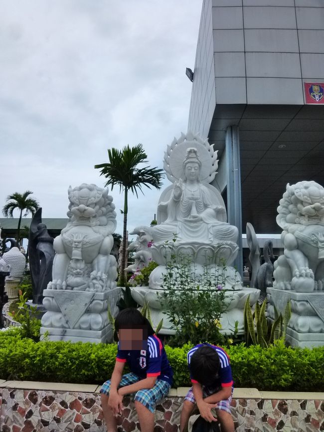 ハロン湾クルーズはピンキリ。<br />本当は、もっとワイルドなシーカヤッククルーズに参加したかったのだけれど、<br />そのツアーは２泊３日からなので、日程があわずこれも断念。<br /> <br />一般的な船中一泊のコース。<br />現地で申し込めば、もっと安いツアーがあるのは解っていたのだが、<br />息子Ｂが乗り物酔いが激しいので、団体バスでの移動は厳しいと判断したのと、<br />日本からの到着翌日しか時間がとれず、現地についてから予約だと時間がないので、<br />日本で個人で予約が可能なコースから、家族四人なので、コネクティングルームのある「Ｈａｌｏｎｇ　Ｅｍｏｔｉｏｎ　Ｃｒｕｉｓｅｓ」にした。<br />予約はＢｏｏｋｉｎｇ.ｃｏｍから。<br /> <br />ツアーとは別手配で依頼しておいた送迎サービスの車に乗って、いざ、ハロン湾へ。<br /> <br />お約束のお土産屋さんでのトイレ休憩。<br />なぜか３０分以上ここで足止め。<br />何時間いたとしても、こんなの購入しないってばっ！！<br /><br />この仏像が売り物なの。<br />しかも、「私が買いました。」とばかりの購入者の写真が購入した石像に張られていたのが印象的だった。<br />やらせじゃないのか？<br /><br />「早く海に行きたい・・・。」と項垂れる子供たち。<br />時間がもったいないですな・・・・。<br /> <br />その後、昨夜マッサージをしてスッキリしたにも関わらず、<br />また車酔い。