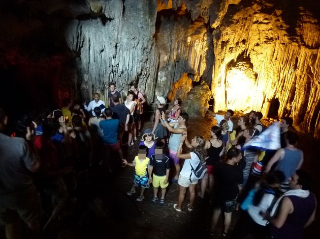 多くのクルーズ船が同じ頃に出航し、<br />同じ頃にここを訪れるわけで、イモ洗い状態だった。