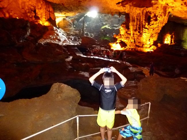 気に食わなかったので、カラフルな照明の画像はとらなかった。<br />日本人には理解出来ないよね、色付き証明。<br /><br />なぜでしょう。<br />鍾乳石の美しさが半減されるのだが・・・・。