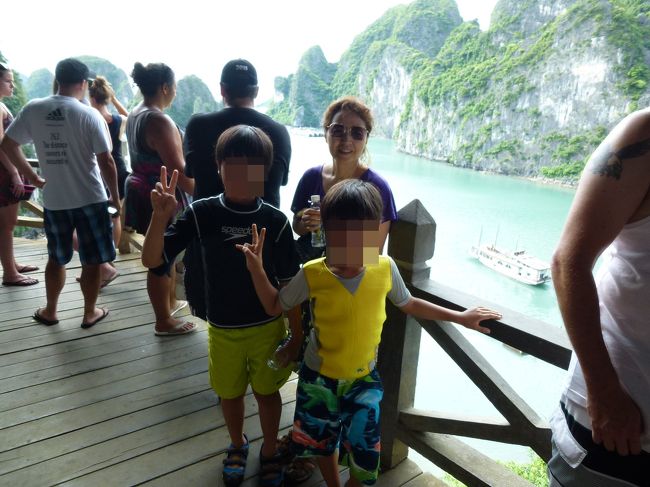 まずは、スンソット鍾乳洞のある島に上陸。<br /><br />見晴台から記念撮影。