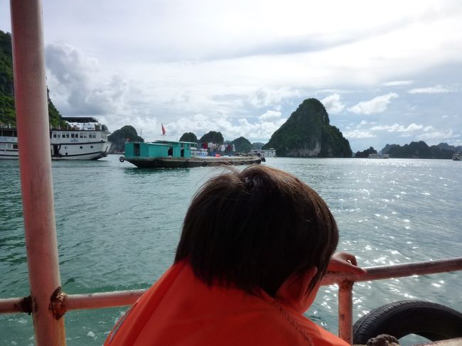 そして、ツアーに参加。<br />（気分がなかなか治らずにいたので、詳細な時間等は失念。）<br /> <br />ベッドで横になっていようと思ったが、<br />アスピリンと胃腸薬を服用したら、気分がだいぶ治まってきたので、<br />あわてて参加することに。<br /> <br />漁船の甲板は、洗濯物がはためいていた。