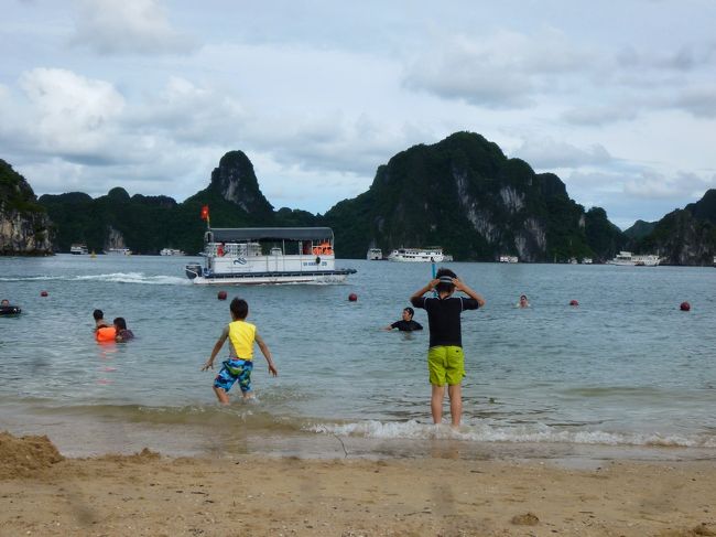 私は海水浴はパス。<br />天気のせいで、海もどんより・・・・・。<br /><br />それでも子供たちは喜んで泳いおった。<br /><br />この島の山の上まで登ったところでは、皆さんのブログによく載っている素晴らしい景色が一望できるようだ。<br /><br />子供も夫も興味がなさげで、海に夢中だったし、<br />私は体がだるいので、これもパス。