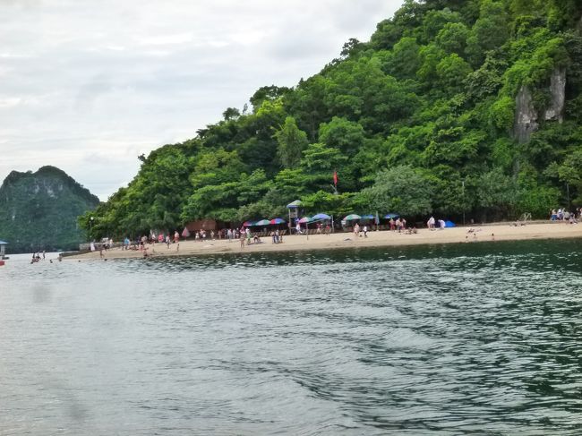 ツアーのアドミッション等はクルーズ料金内だが、<br />海水浴場のデッキチェア等は現地でキャッシュ精算。<br />現金をもってこなかったので、ビールも買えなかった。