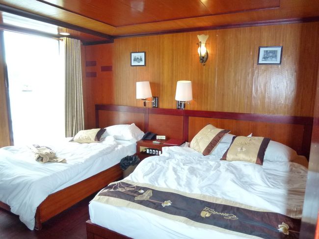 ツインルーム。<br />こちらはひとつのベッドがセミダブルだった。