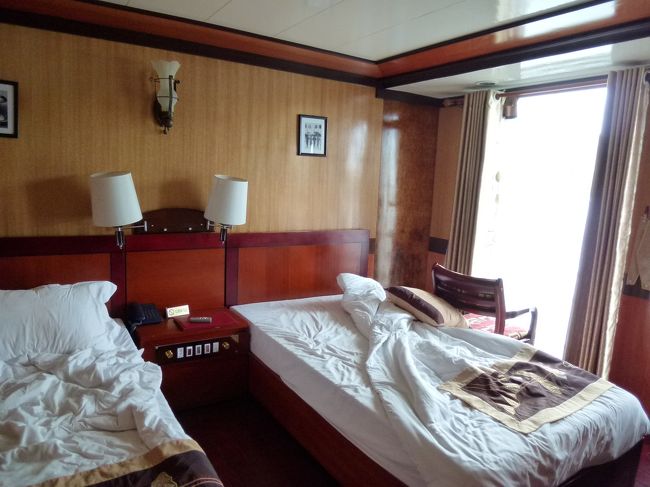 こちらのツインルームは、シングルベッド×２で、<br />窓際に椅子がおけるスペースがあった。<br /><br />