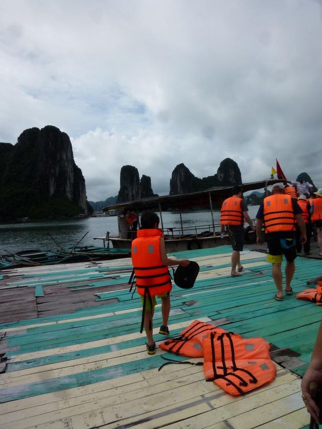 村なのかなんなのかよく解らない感じ・・・？？<br /><br />ここでシーカヤックをやることになっていたので、<br />準備に気を取られていたせい？<br /><br />・・・・でも、ないような。<br /><br />本当に人が住んでいる村なのか？？？<br />観光用のただのお土産屋のように見えたけれど・・・・。