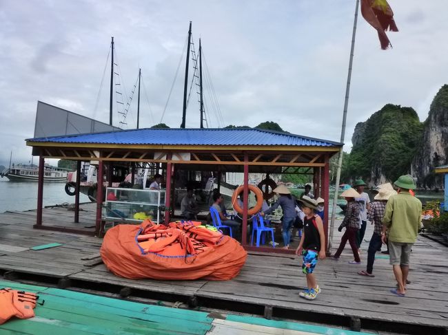 そして、本日のアトラクションは、水上生活村の見学。<br /><br />