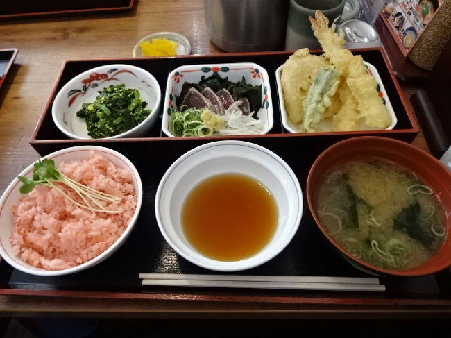 街かど屋さんの春メニュー<br /><br />カツオとなばなと桜エビご飯