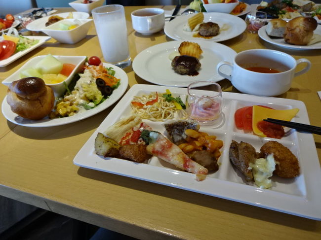 珍しいのはサンドイッチ具材を選んでマイサンドイッチできます<br />アイスプレートで果物とかチョコとかアイスに混ぜてくれます<br />全部は食べられないから上手に取るのには技がいります