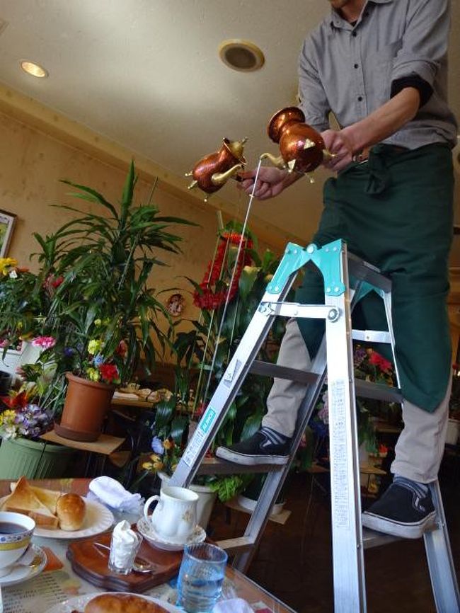 カフェオーレを頼むとこんなパフォーマンスでカップに入れてくれますよ