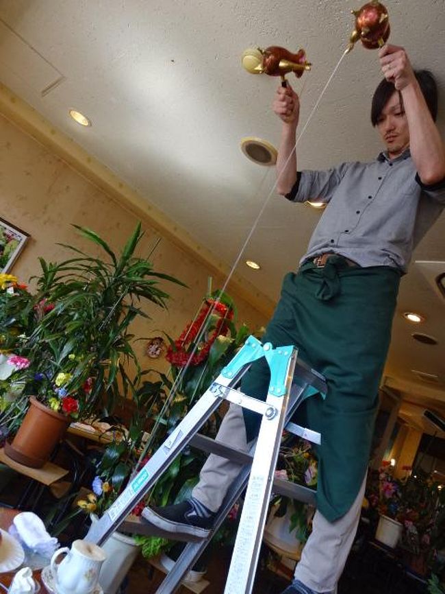 脚立にまたがって上から落とします<br />